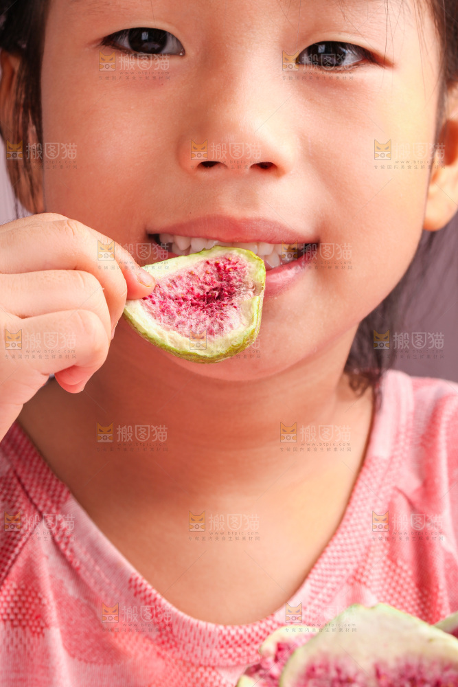 女孩正吃着无花果干