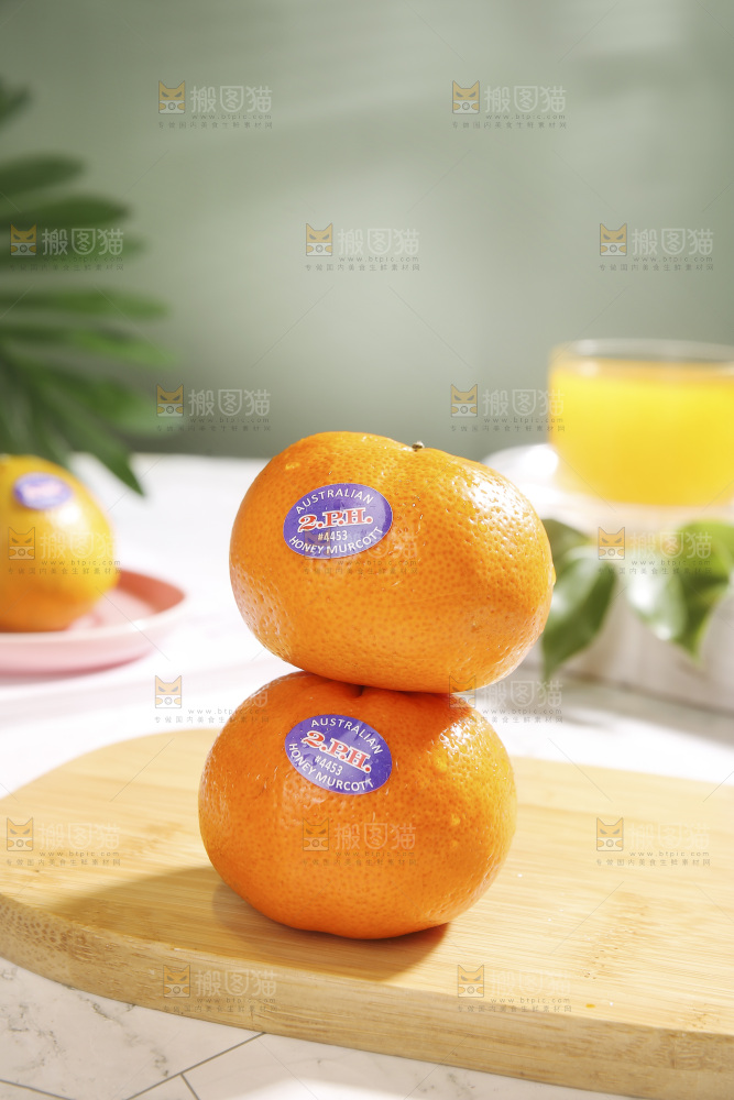 木板上摆放着新鲜澳柑