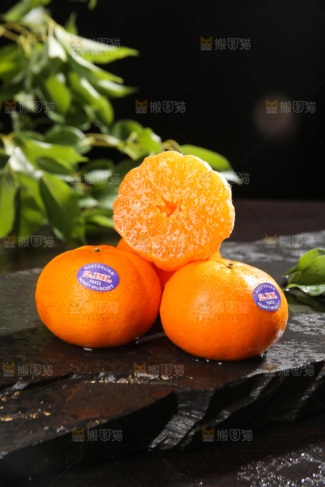 黑石板上摆放着的澳柑