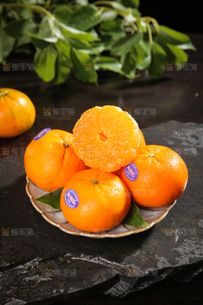 黑石板上的一盘澳柑