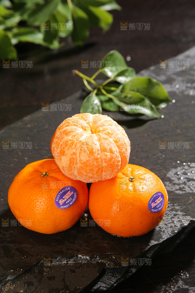 黑石板上摆放着的澳柑