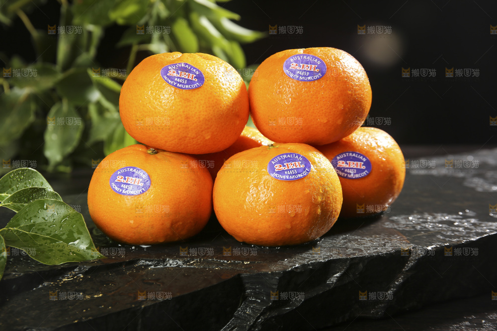 黑石板上摆放着的澳柑