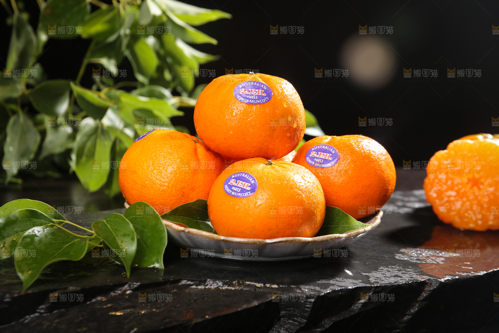 黑石板上的一盘澳柑