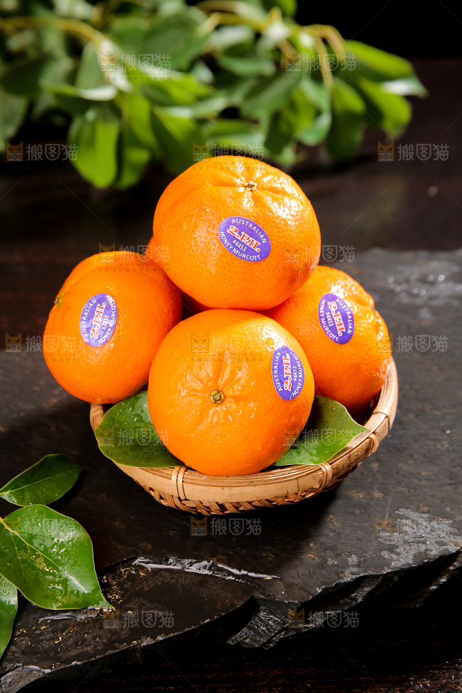 黑底上的一篮新鲜澳柑