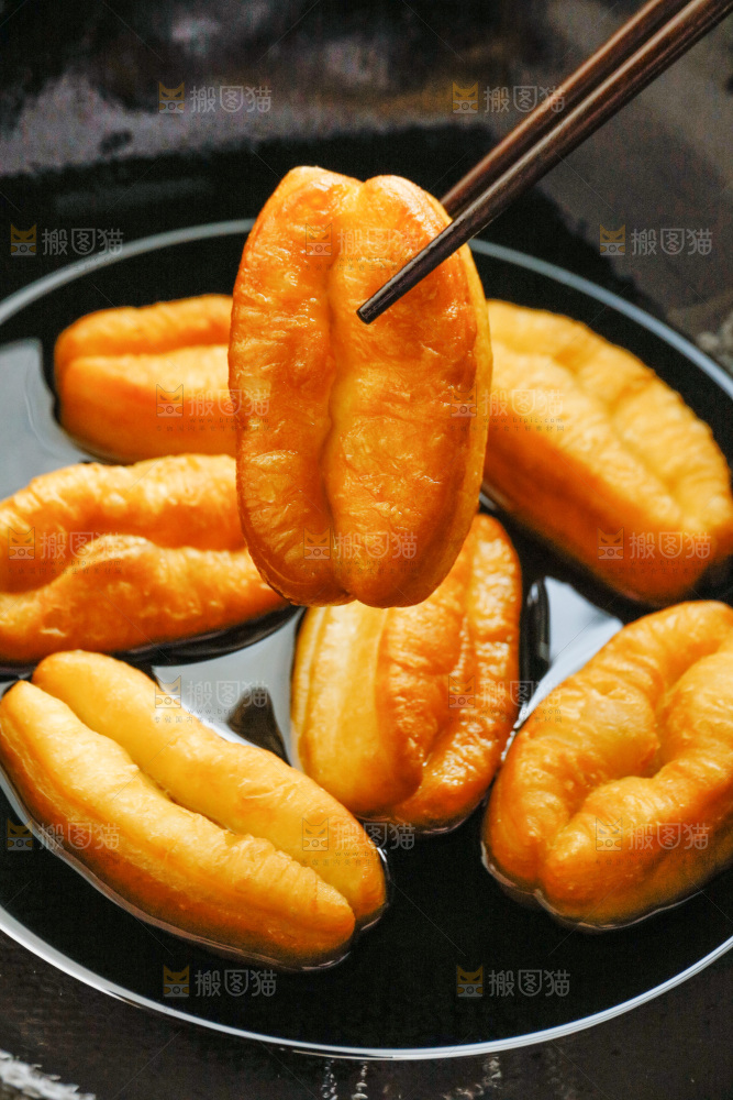 筷子上夹着小油条