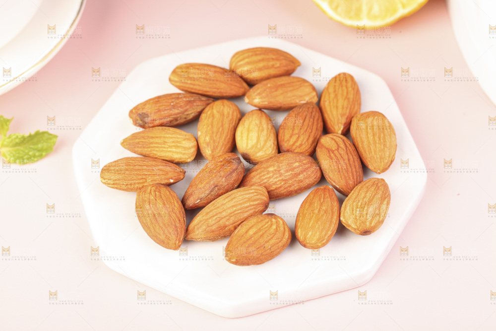 浅底上的原味巴旦木仁