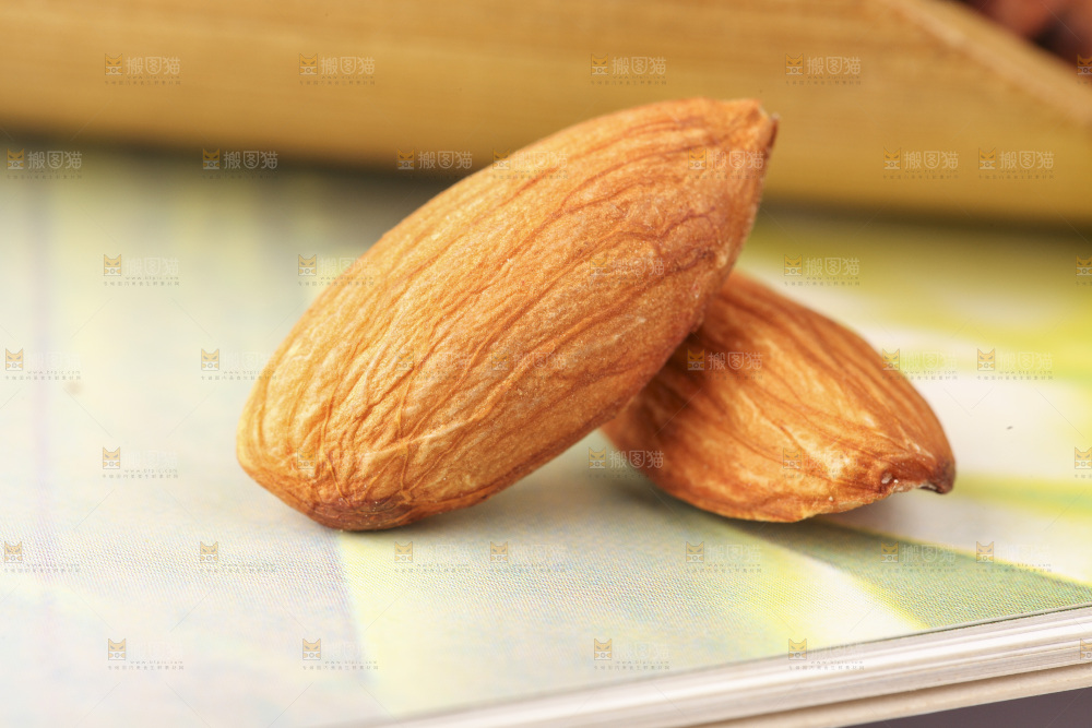浅底上的原味巴旦木仁