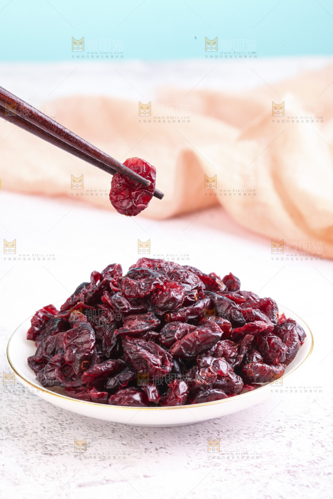 筷子上夹着蔓越莓果干