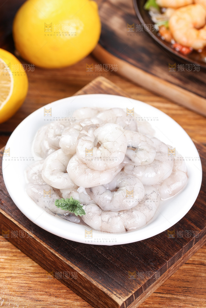 木底上的一盘青虾仁