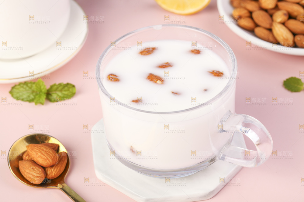 杯子里的牛奶巴旦木