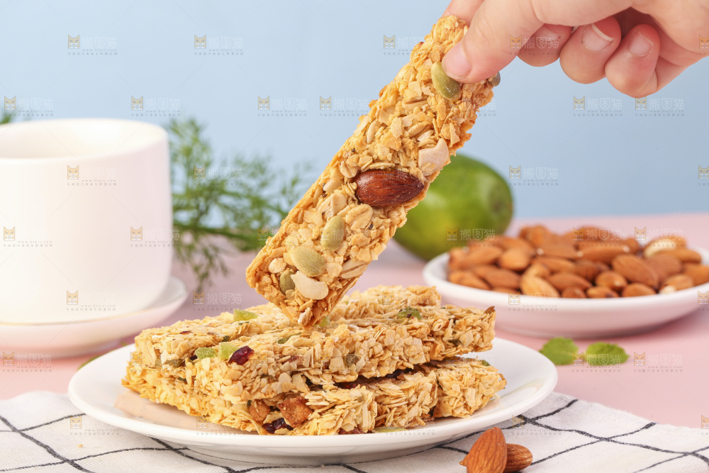 手里拿着谷物燕麦脆