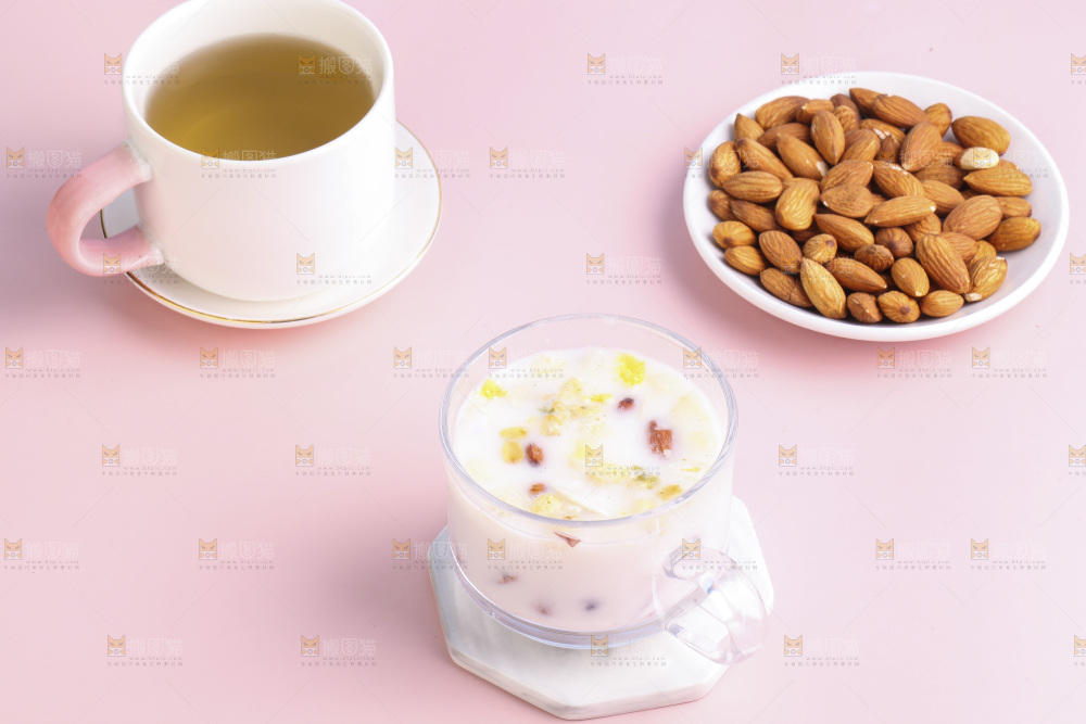 杯子里的牛奶燕麦坚果