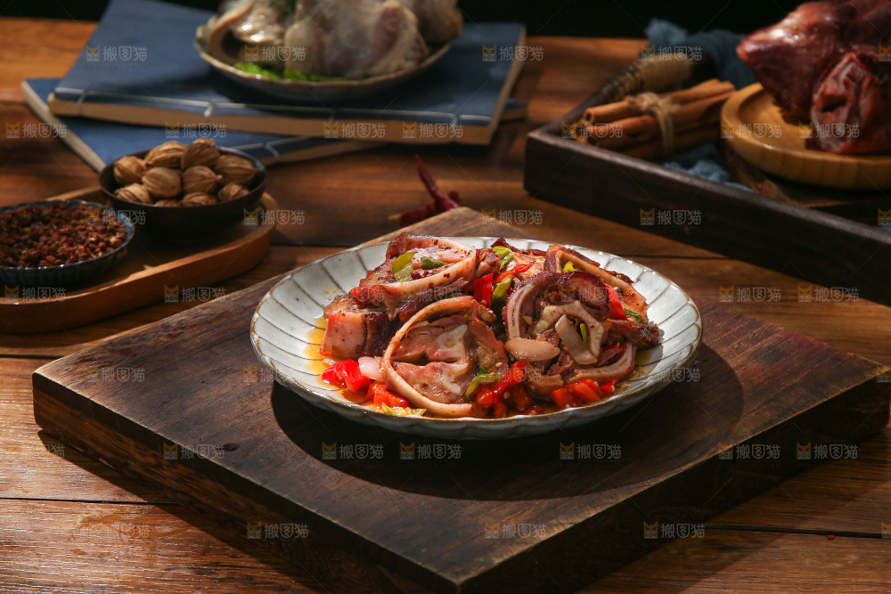 木底上放着一盘脆骨肉