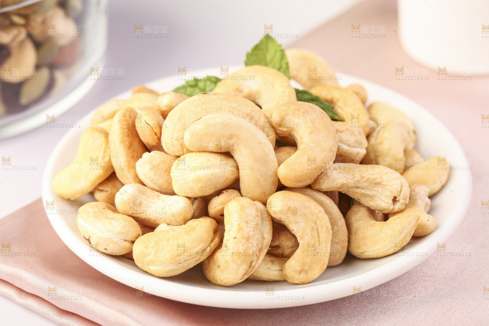 浅底上的一盘腰果仁