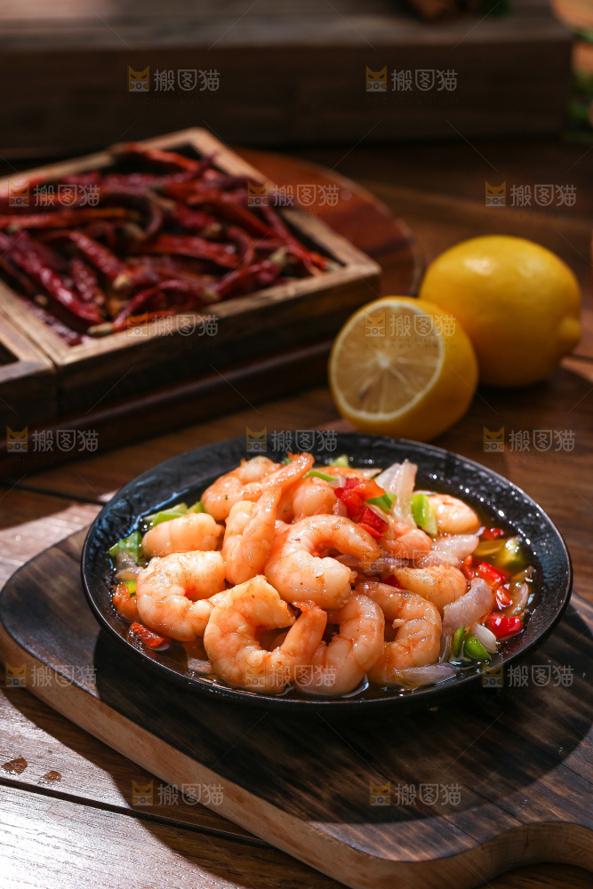 木底上的一盘炒虾仁