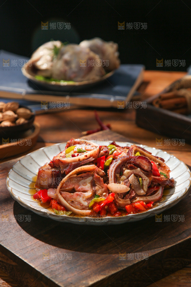 木底上放着一盘脆骨肉