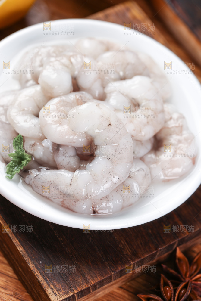木底上的一盘青虾仁