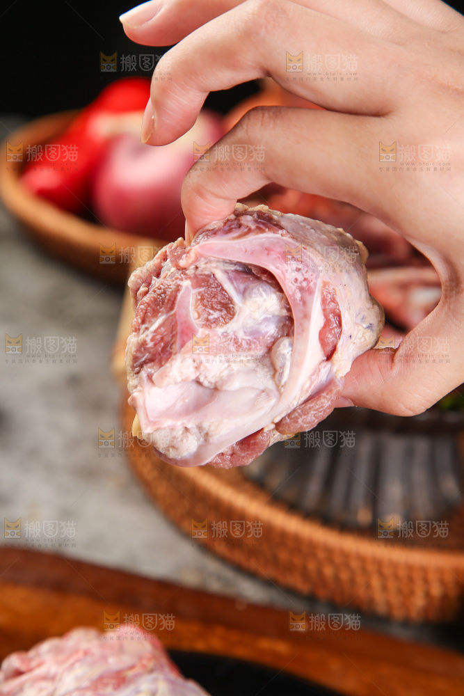 手里拿着猪脆骨肉