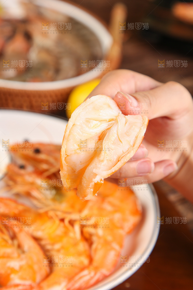 手里拿着剥开的虾肉