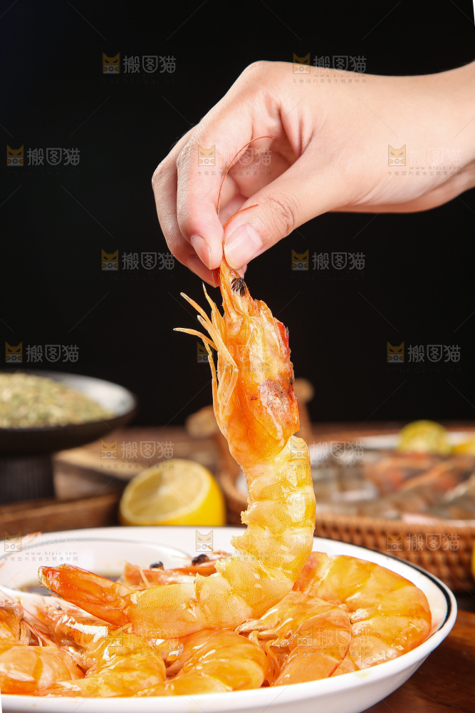 手里拿着白灼大虾