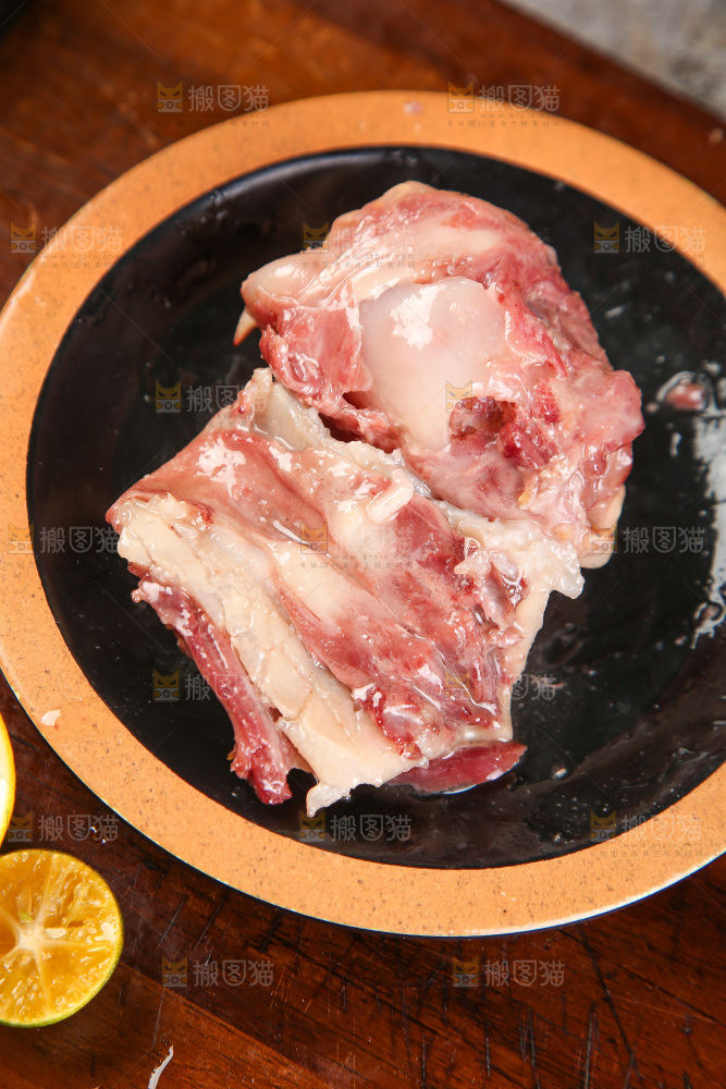 盘子里的煮脆骨肉