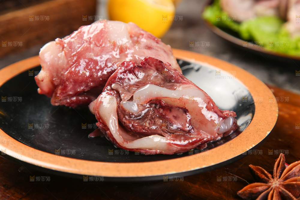 盘子里的煮脆骨肉