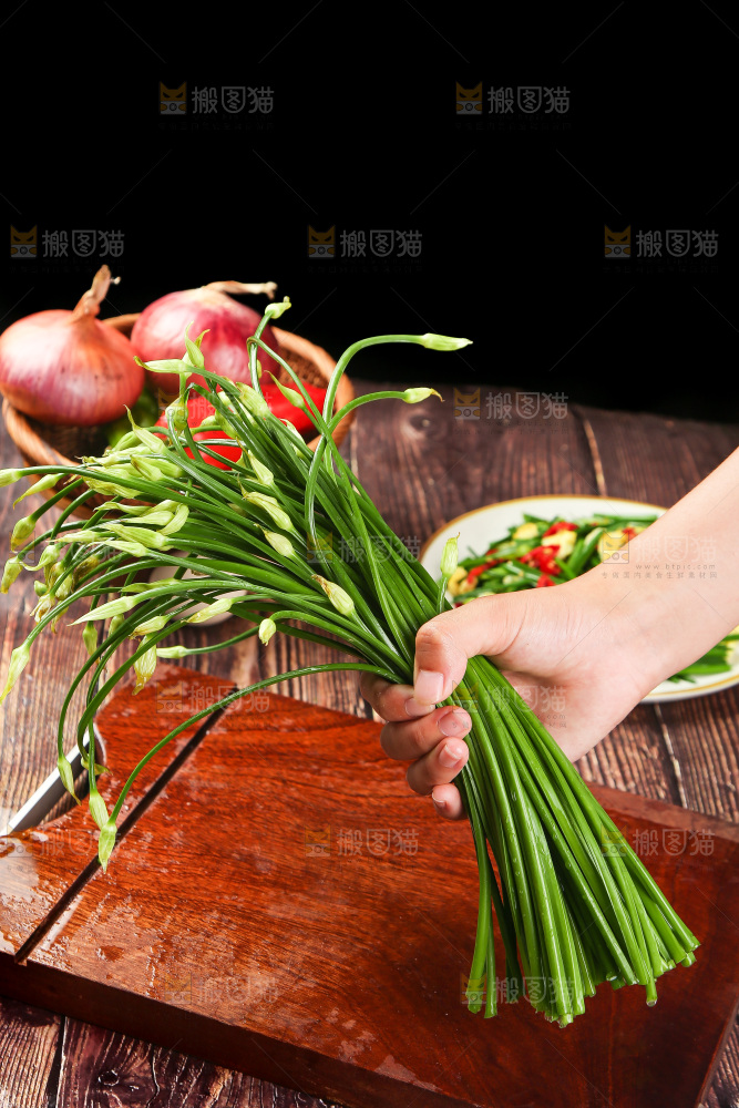 手里拿着韭菜苔