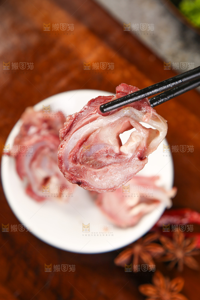 筷子上夹着脆骨肉片