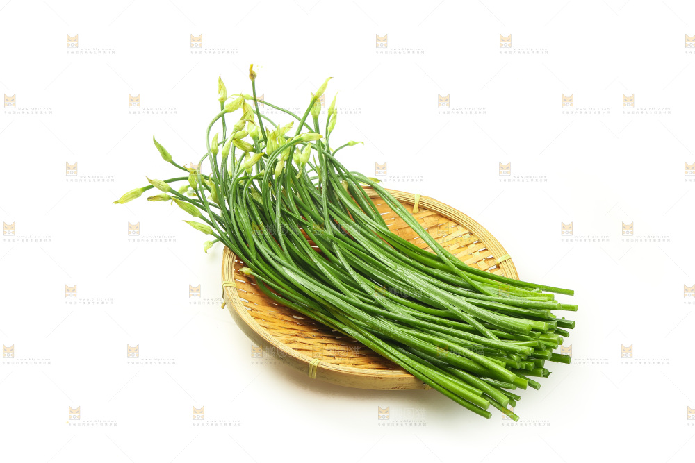 白底上的一篮韭菜苔