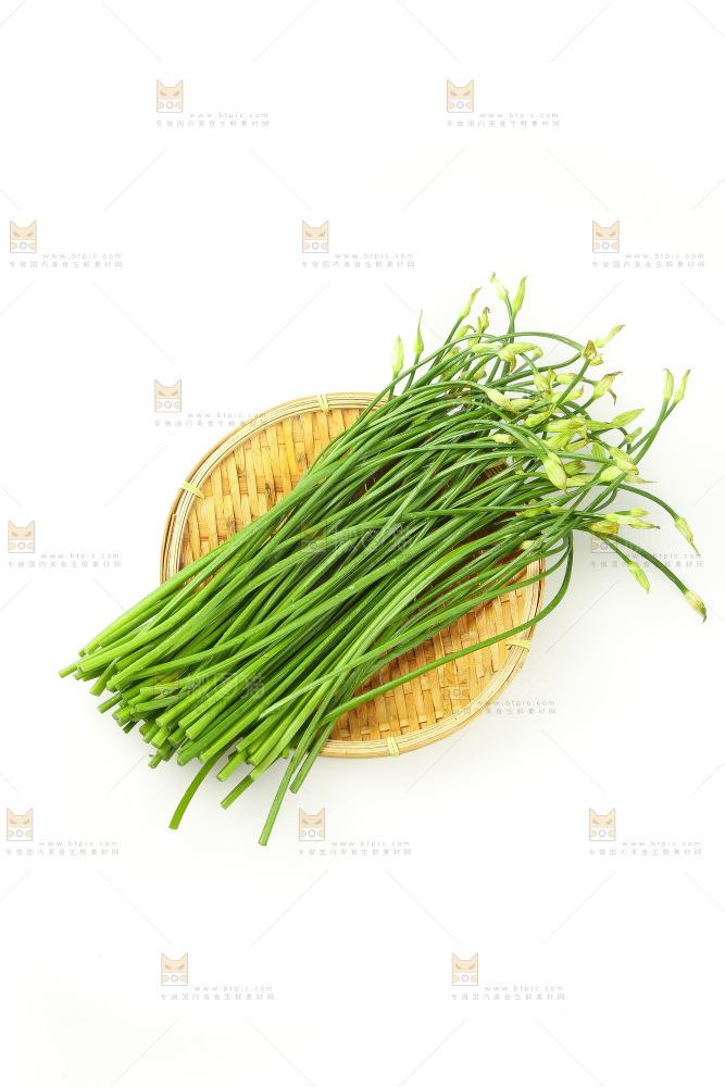 白底上的一篮韭菜苔