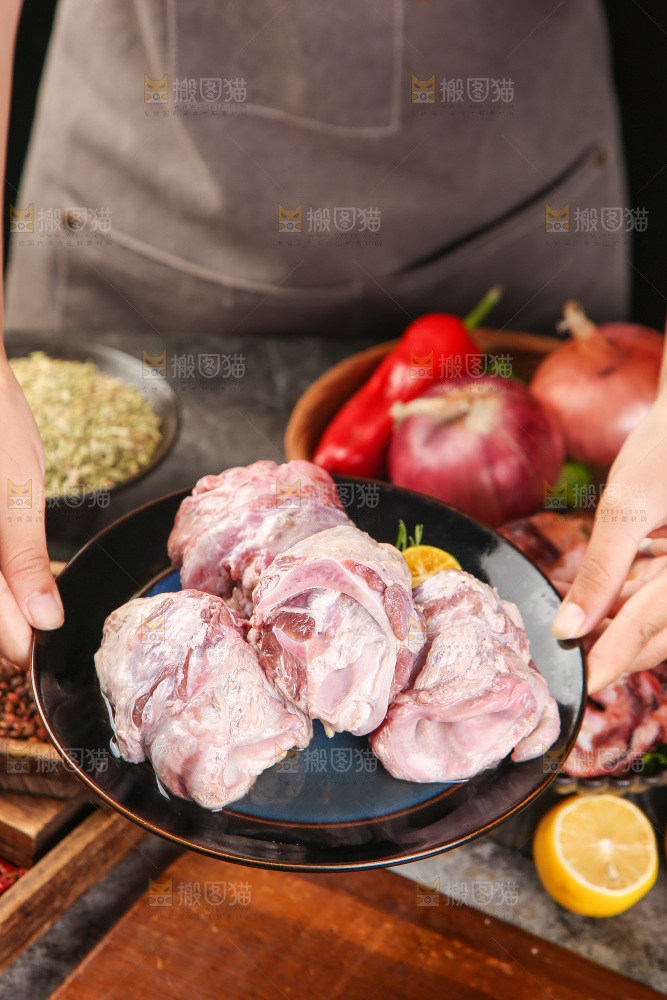 手端着一盘新鲜脆骨肉