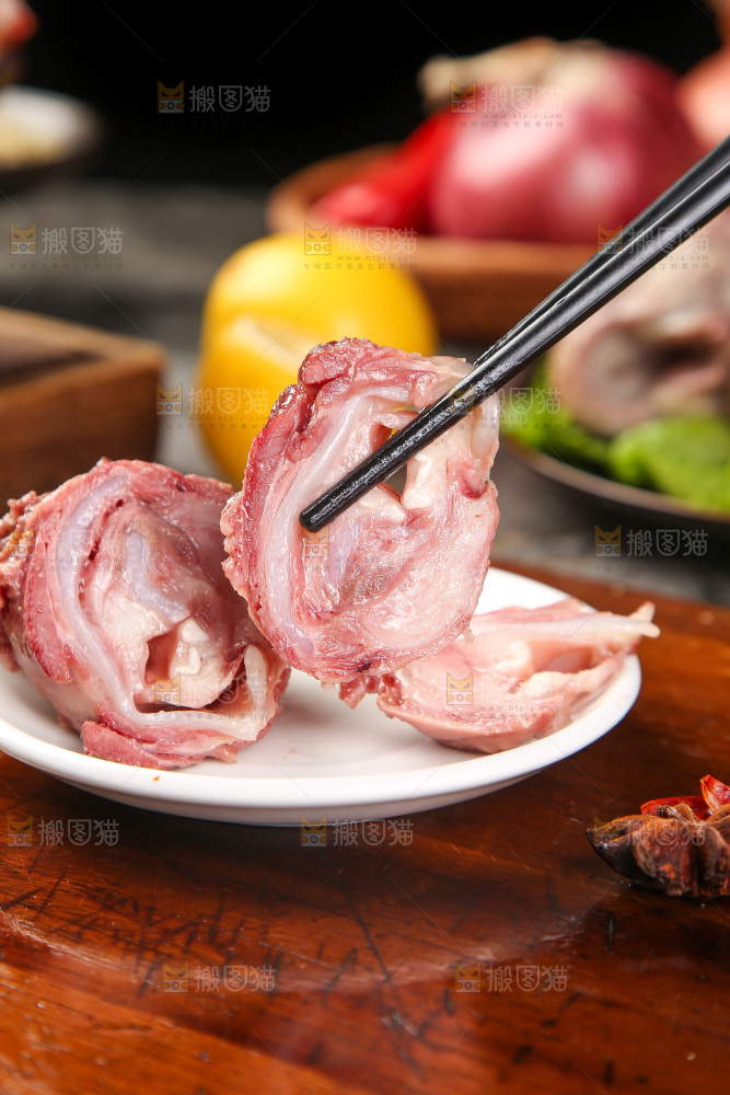 筷子上夹着脆骨肉片