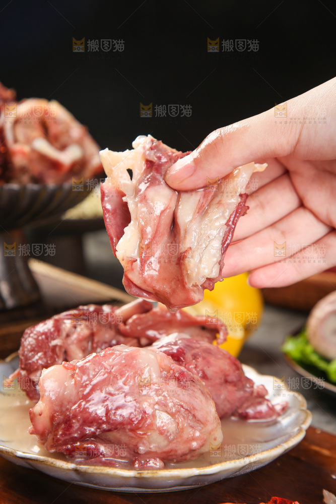 手里拿着水煮脆骨肉