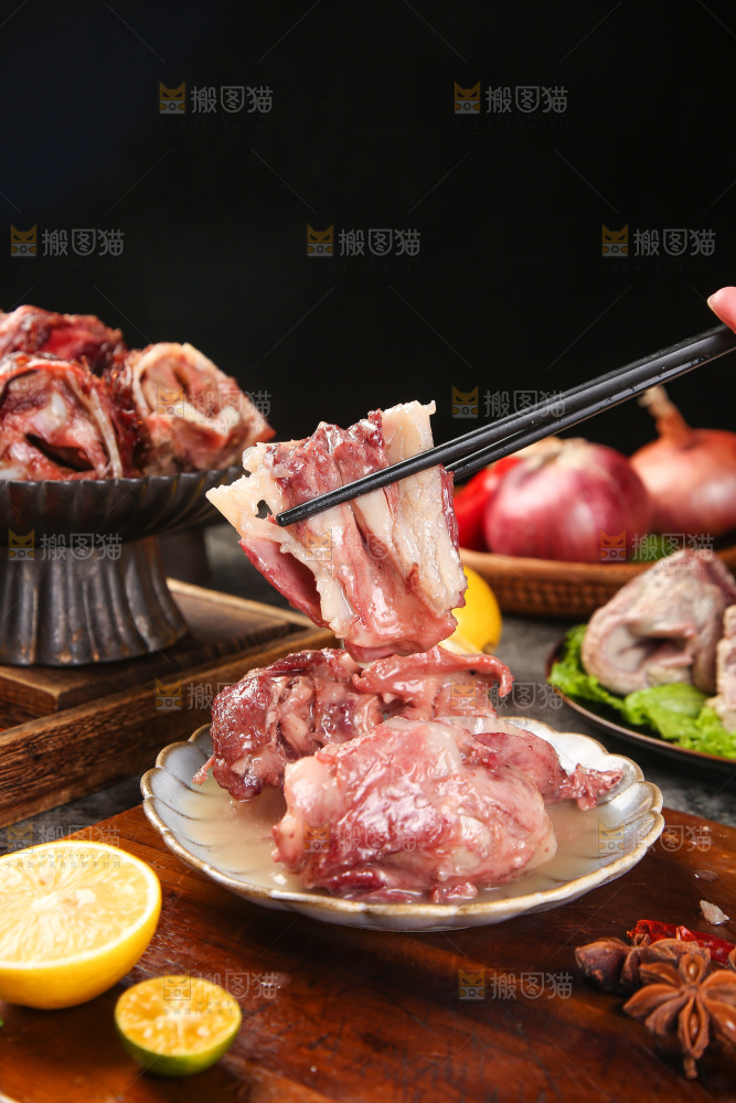 筷子上夹着脆骨肉