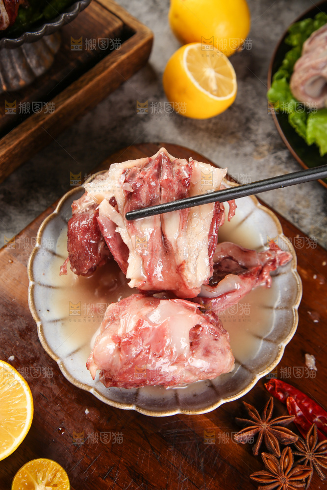 筷子上夹着脆骨肉