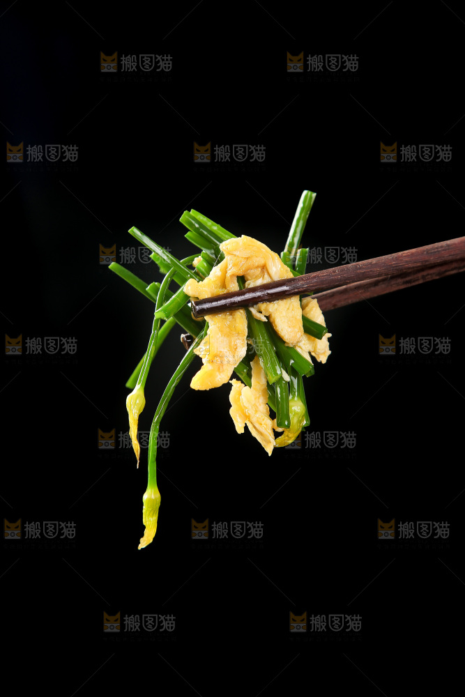 筷子上夹着韭菜苔炒鸡蛋