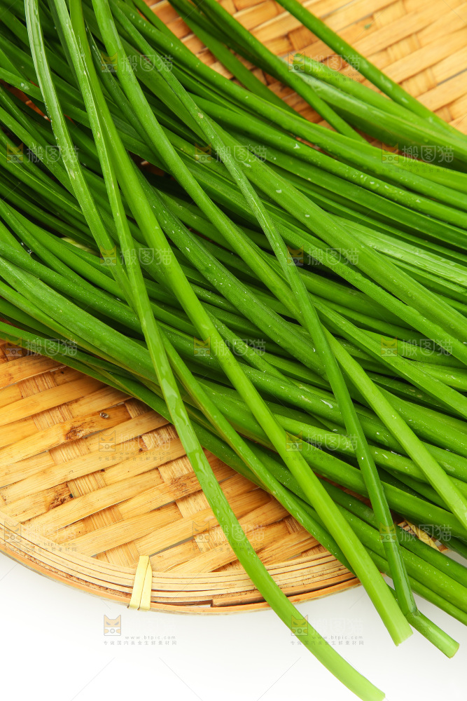 篮子里的新鲜韭菜苔