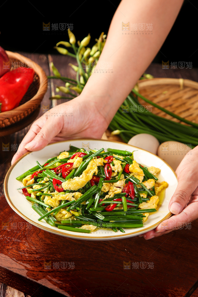 手端着一盘韭菜苔鸡蛋