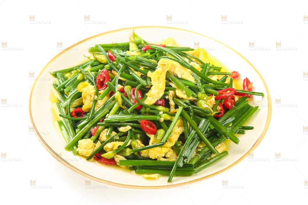 白底上的一盘韭菜苔鸡蛋