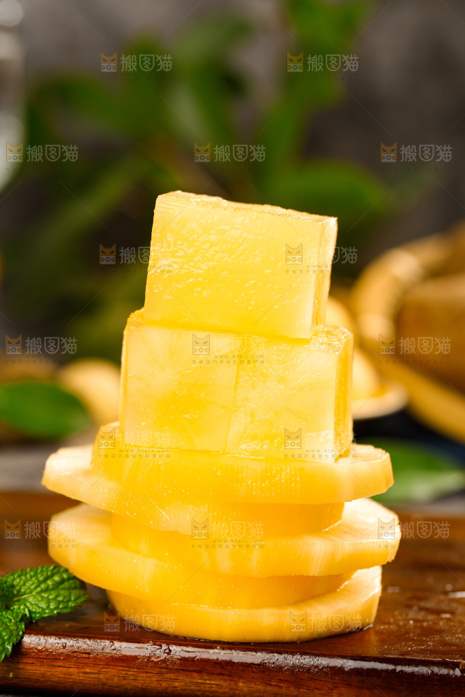 木底上放着的黄心雪莲果