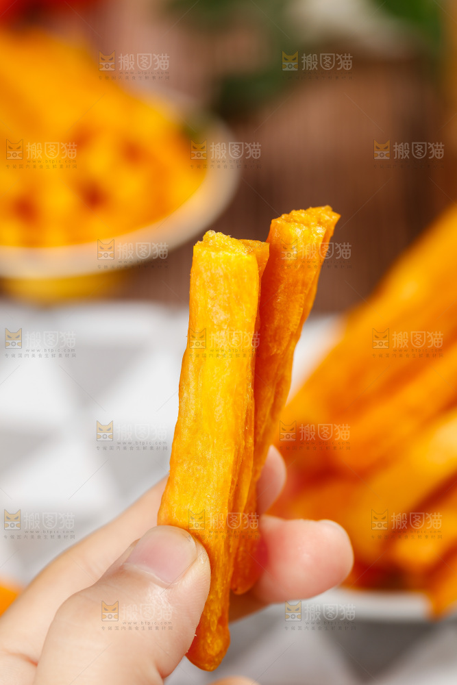 手里拿着红薯脆干