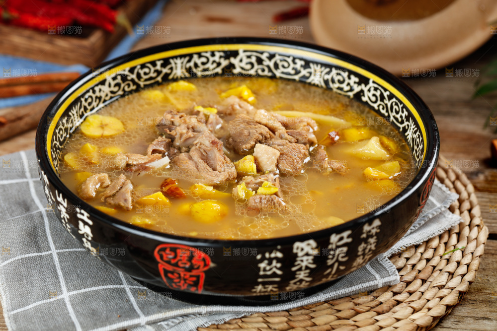 木底上的一碗板栗鸡汤