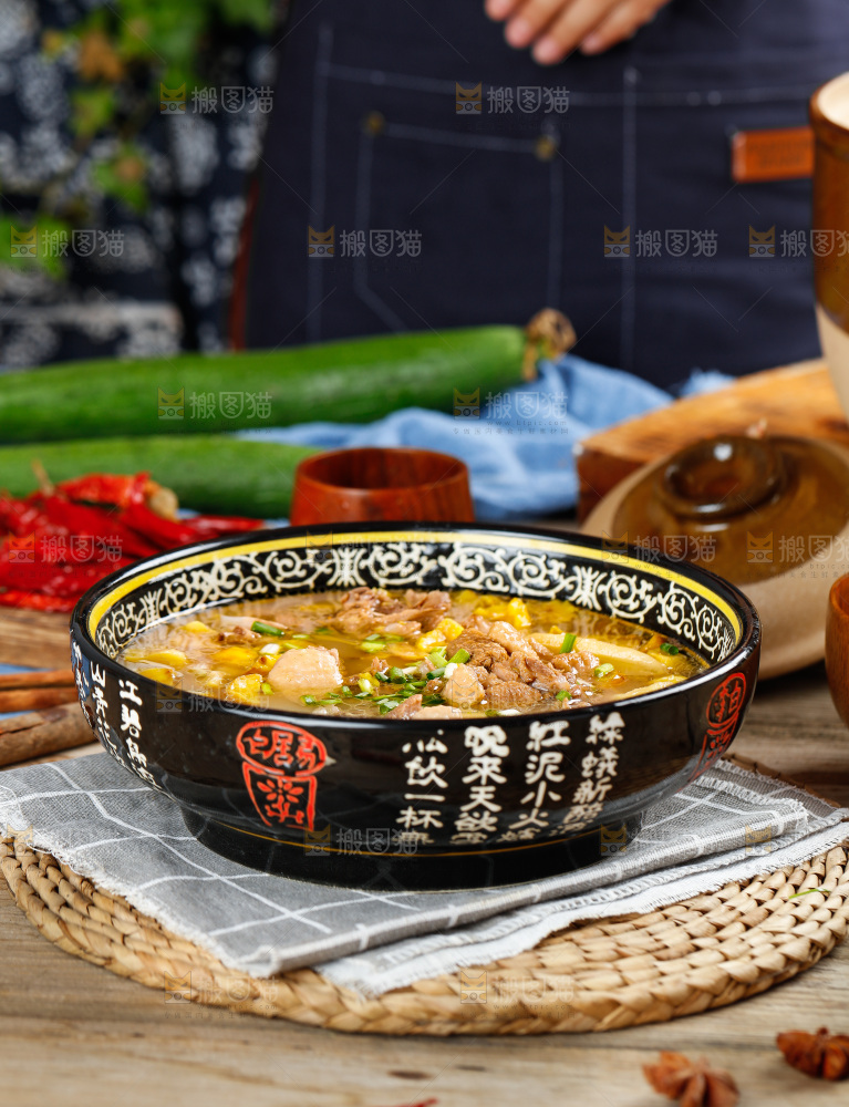 木底上的一碗板栗鸡汤