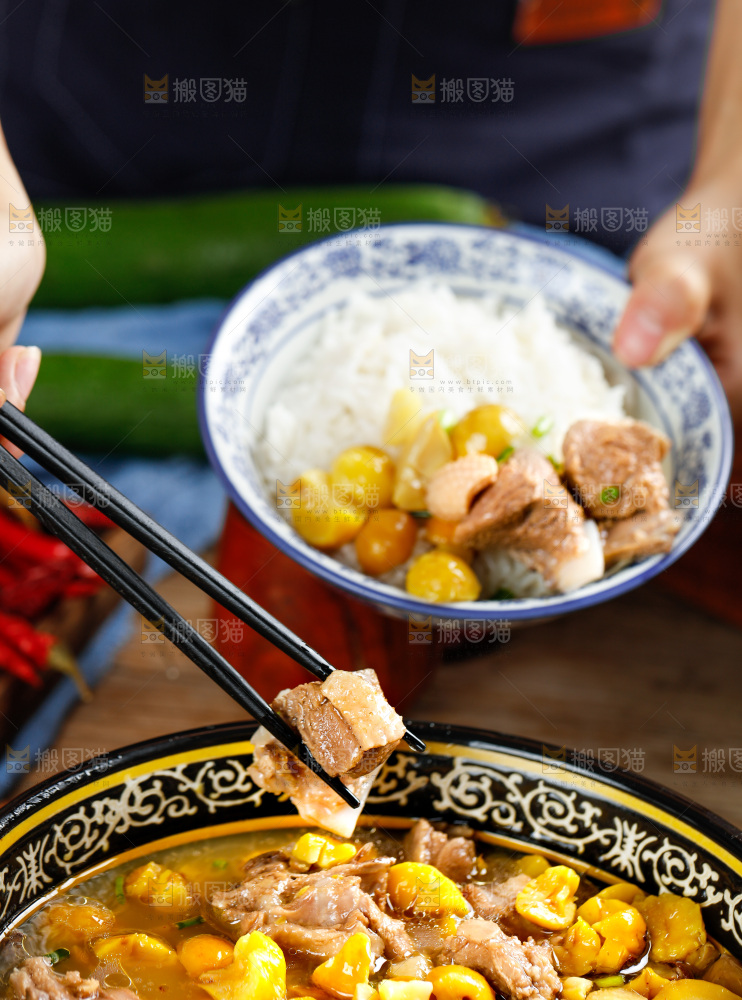 筷子上夹着板栗鸡肉