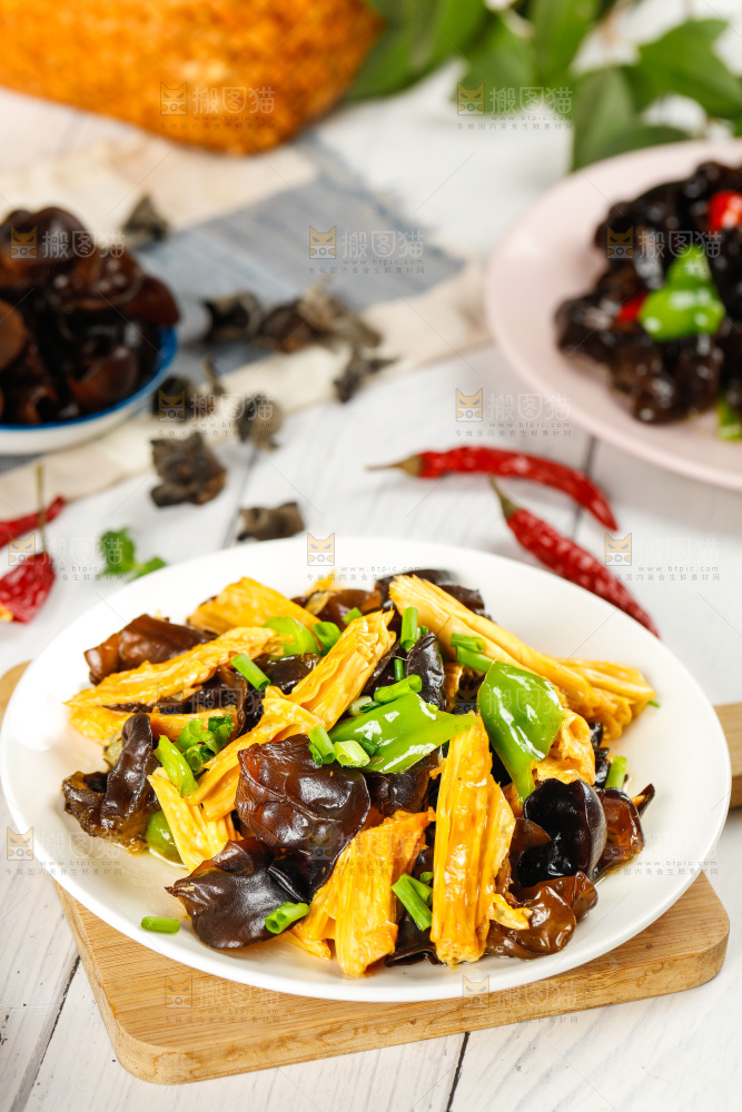盘子里的木耳炒腐竹