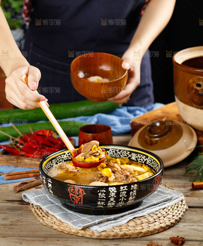 勺子里舀着板栗炖鸡