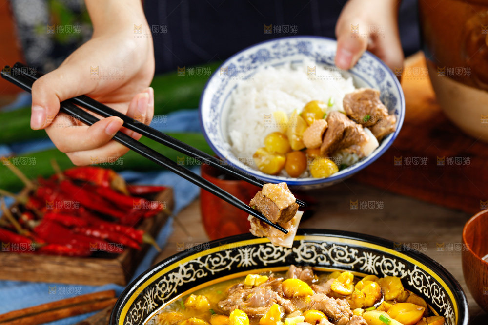 筷子上夹着板栗鸡肉