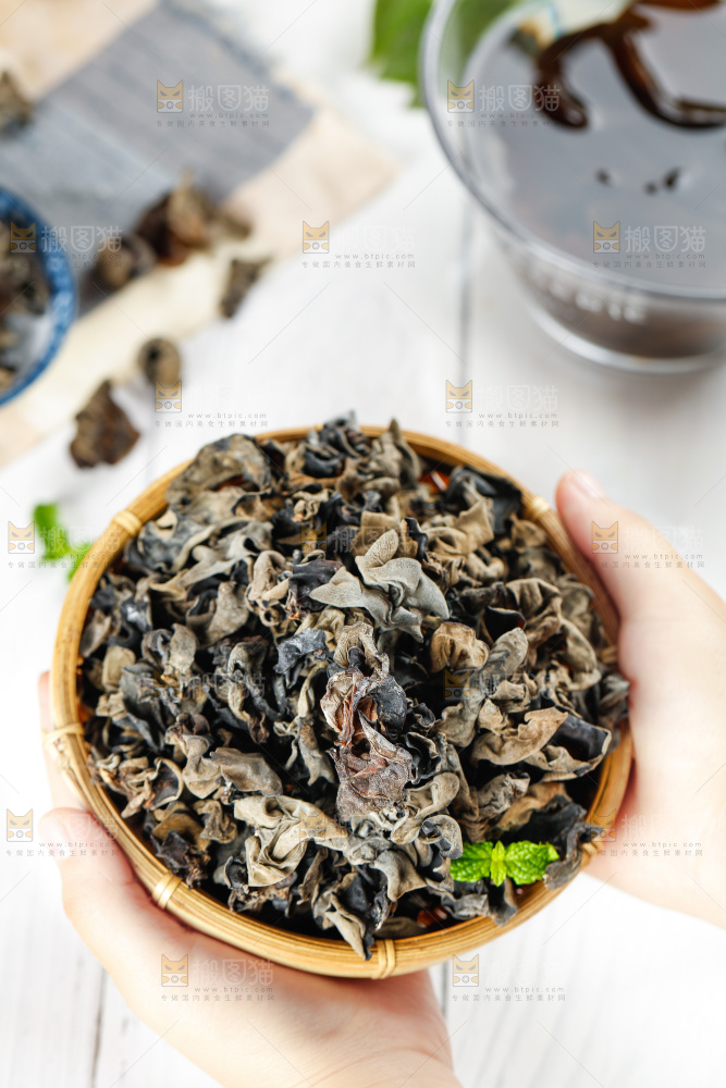 手拿着一篮干木耳