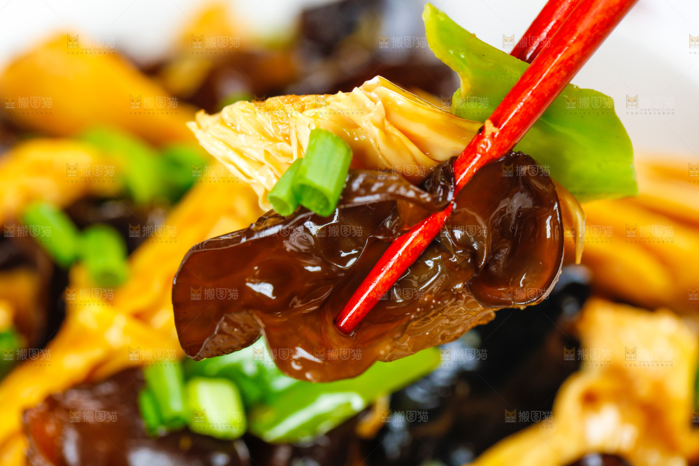 筷子上夹着木耳腐竹