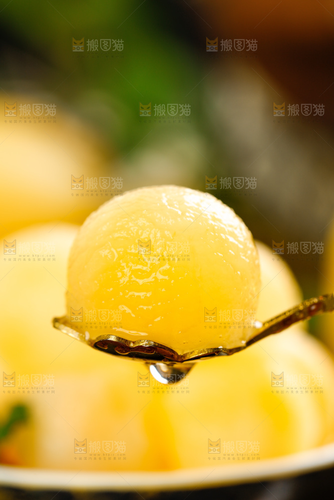 勺子上的雪莲果果肉